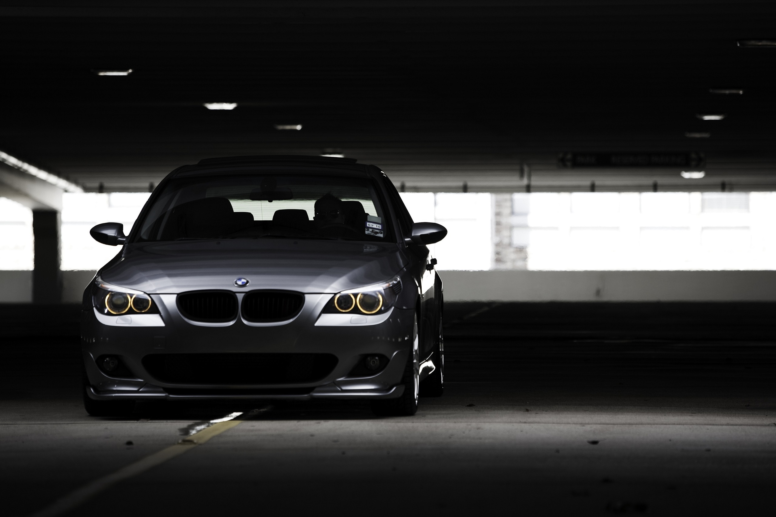 Серебристый BMW 5 series въехал на парковку